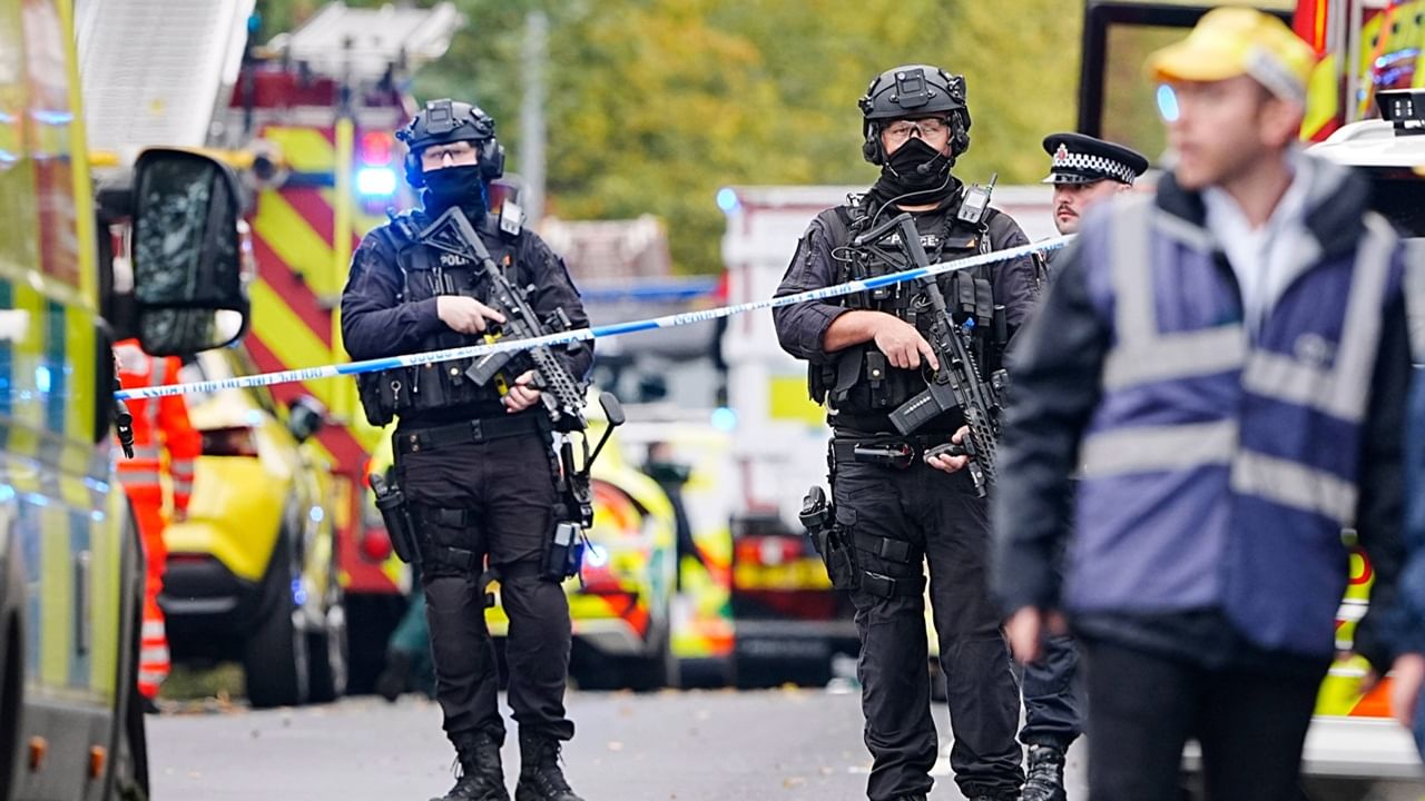 Manchester synagogue attack: ‘അയാളുടെ കയ്യില്‍ ബോംബുണ്ട്’; അലറിവിളിച്ച് പൊലീസുകാരന്‍; ഒടുവില്‍ സംഭവിച്ചത്‌