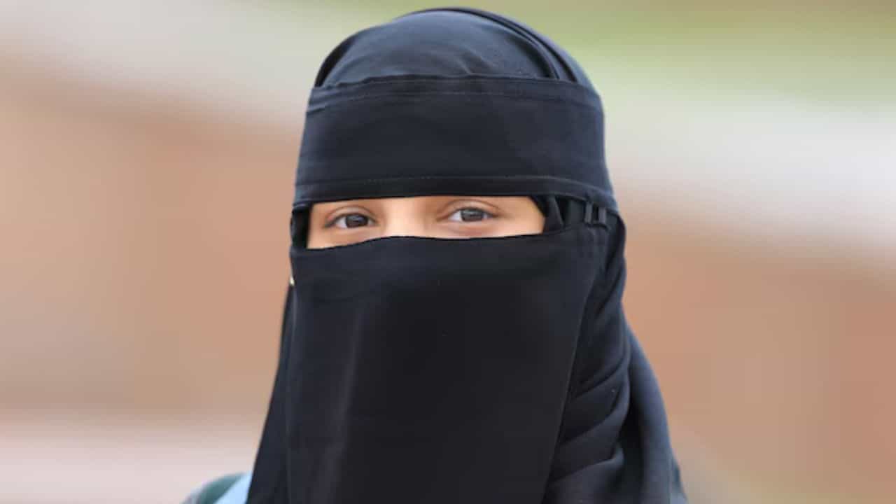 Hijab Row: ഹിജാബ് ധരിക്കാതെ വരുമെന്ന് സമ്മതപത്രം വേണം; വിദ്യാർത്ഥിനി ഇന്നും സ്കൂളിലെത്തിയ്ക്കില്ല Hijab Row: ഹിജാബ് ധരിക്കാതെ വരുമെന്ന് സമ്മതപത്രം വേണം; വിദ്യാർത്ഥിനി ഇന്നും സ്കൂളിലെത്തിയ്ക്കില്ല