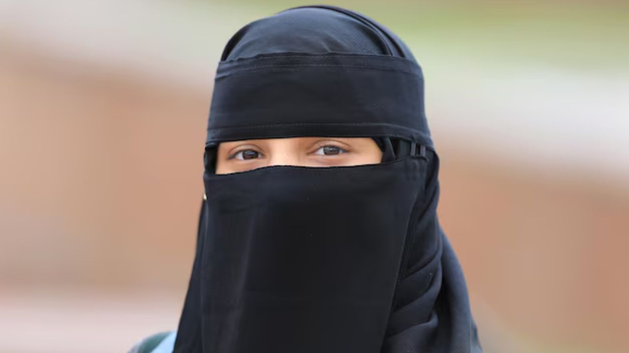 Hijab Row: ഹിജാബ് ധരിക്കാതെ വരുമെന്ന് സമ്മതപത്രം വേണം; വിദ്യാർത്ഥിനി ഇന്നും സ്കൂളിലെത്തിയ്ക്കില്ല