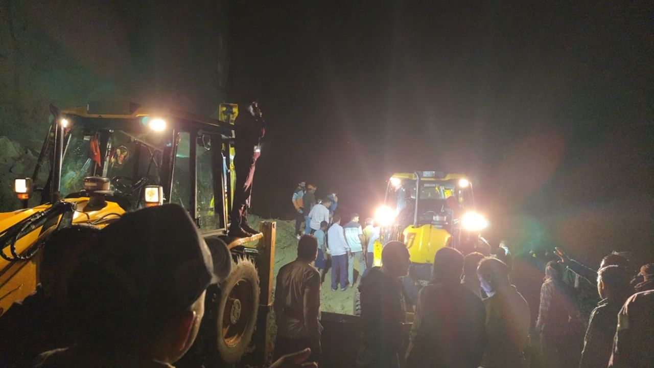 Himachal Accident: ഹിമാചലില്‍ ബസിന് മുകളില്‍ മണ്ണിടിഞ്ഞ് വീണു; നിരവധി മരണം