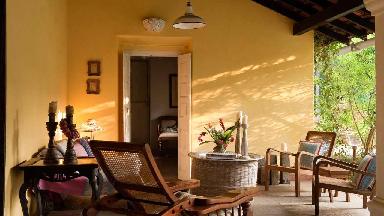 വാസ്തുശാസ്ത്രപ്രകാരം ഒരു വ്യക്തിക്ക് സാമ്പത്തിക അഭിവൃദ്ധി ഉണ്ടാകണമെങ്കിൽ സാർവത്രിക ഊർജ്ജവമായി പൊരുത്തപ്പെടാൻ സാധിക്കണം. നമ്മുടെ ജീവിതത്തിലെ ഏറ്റവും പ്രധാനപ്പെട്ട ഘടകങ്ങളിൽ ഒന്നാണ് പണം. സാമ്പത്തിക അടിത്തറ ഉണ്ടെങ്കിൽ നമ്മളുടെ ജീവിതത്തിലെ ഒരുവിധം പ്രശ്നങ്ങളെല്ലാം ധൂലികരിക്കാൻ സാധിക്കും. വാസ്തുശാസ്ത്രപ്രകാരം 5 ഘടകങ്ങൾ തീ, ജലം, ഭൂമി, വായു, സ്ഥലം എന്നിവ പ്രപഞ്ച ഊർജ്ജങ്ങളെ പ്രതിനിധീകരിക്കുന്നു. ഈ ഘടകങ്ങളിൽ ഏതെങ്കിലും അസന്തുലിതമായാൽ അത് വീട്ടിൽ നെഗറ്റീവ് എനർജി ഉണ്ടാകാൻ കാരണമാകുന്നു. അതിനാൽ സാമ്പത്തിക അഭിവൃദ്ധിക്കായി വാസ്തു ശാസ്ത്രപരമായ  ഈ പറയുന്ന ഏഴു കാര്യങ്ങൾ ശ്രദ്ധിക്കുക.(photo credit: GettyImages)