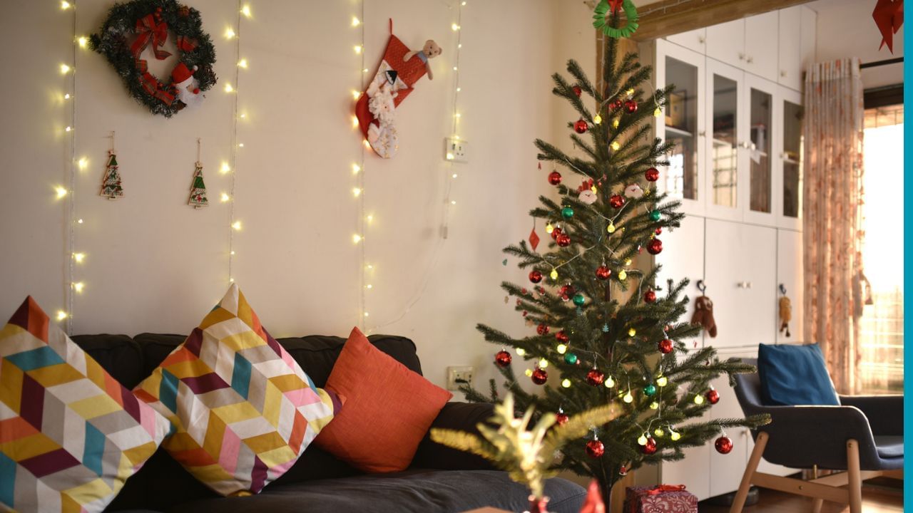 കുബേര യന്ത്രത്തിന്റെ പ്രാധാന്യം: ഇന്ത്യൻ പുരാണങ്ങൾ അനുസരിച്ച് സമ്പത്തിന്റെയും സമൃദ്ധിയുടെയും ദേവതയാണ് കുബേരൻ. വീടിന്റെ വഴക്ക് കിഴക്കൻ ദിശ ഭരിക്കുന്നത് കുബേരനാണ്. അതിനാൽ ടോയ്‌ലറ്റുകൾ, ഷൂ റാക്കുകൾ, വലിയ ഫർണിച്ചറുകൾ തുടങ്ങിയ നെഗറ്റീവ് എനർജി ശേഖരിക്കുന്ന ഒരു കാര്യങ്ങളും വീടിന്റെ വടക്ക് കിഴക്കൻ ദിശയിൽ സ്ഥാപിക്കരുത്. നിങ്ങളുടെ വീടിന്റെ വടക്ക് കിഴക്കൻ മൂല എപ്പോഴും വൃത്തിയായി സൂക്ഷിക്കുക. വീടിന്റെ വടക്കുഭാഗത്ത് ഭിത്തിയിൽ ഒരു കണ്ണാടിയോ കുബേർ യന്ത്രമോ സ്ഥാപിക്കുന്നത് സാമ്പത്തിക അഭിവൃദ്ധിക്ക് കാരണമാകും എന്നാണ് വിശ്വാസം.(photo credit: GettyImages)