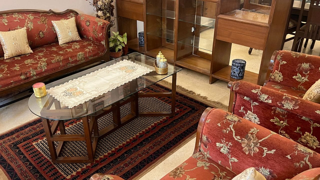 ലോക്കറുകളുടെയും പ്രധാന സേഫുകളുടെയും സ്ഥാനം: വാസ്തു ശാസ്ത്രം അനുസരിച്ച് വീടിന്റെ ഭൂമിയുടെ മൂലയിൽ തെക്ക് പടിഞ്ഞാറ് ഭാഗത്ത് നിങ്ങളുടെ സമ്പത്ത് സൂക്ഷിക്കുന്നത് സാമ്പത്തികസ്ഥിരത ഉറപ്പാക്കുന്നു. ആഭരണങ്ങൾ, പണം, പ്രധാനപ്പെട്ട സാമ്പത്തിക രേഖകൾ എന്നിവ തെക്ക് പടിഞ്ഞാറ് ( അലമാരയിലോ സെഫിലോ) വടക്ക് അല്ലെങ്കിൽ വടക്കുകിഴക്ക് അഭിമുഖമായി സൂക്ഷിക്കുക. ഇങ്ങനെ ചെയ്യുന്നത് സാമ്പത്തിക അഭിവൃദ്ധിക്ക് കാരണമാകും. പ്രധാന അലമാര വടക്ക് അല്ലെങ്കിൽ, വടക്ക് കിഴക്ക് ദിശയിലേക്ക് തുറക്കുന്ന രീതിയിൽ സ്ഥാപിക്കുക.(photo credit: GettyImages)
