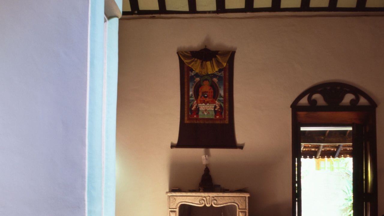 വീടിന്റെ പ്രധാന വാതിലുകൾ കേടുവരാതെ സൂക്ഷിക്കുക: നിങ്ങളുടെ വീട്ടിലേക്കുള്ള പ്രധാന കവാടം പോസിറ്റീവ് എനർജി സമ്പത്ത്, സമൃതി എന്നിവ ആവാഹിക്കുന്നതിൽ ഒരു പ്രധാന പങ്കു വഹിക്കുന്നു. വീടിന്റെ വാതിൽ നന്നായി സൂക്ഷിക്കുക. വിള്ളലുകളോ തകരാറുകളും ഇല്ലെന്നും പൂട്ടുകൾ സുഗമമായി പ്രവർത്തിക്കുന്നുണ്ടെന്നും ഉറപ്പാക്കുക. ചെടികൾ, ചെറിയ മണികൾ, വ്യക്തവും വായിക്കാവുന്നതുമായ നെയിം പ്ലേറ്റ് എന്നിവ ഉപയോഗിച്ച് പ്രവേശന കവാടം മനോഹരമാക്കുക. (photo credit: GettyImages)