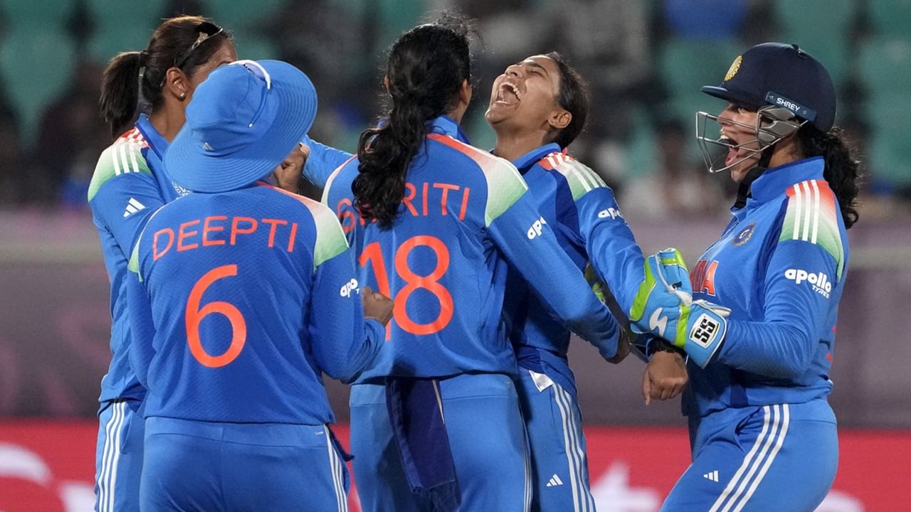 ബൗളര്മാര് തരക്കേടില്ലാത്ത പ്രകടനം പുറത്തെടുക്കുന്നുണ്ട്. റിച്ച ഘോഷ്, ദീപ്തി ശര്മ, അമന്ജോത് കൗര് എന്നീ താരങ്ങളുടെ മികച്ച ഫോമാണ് ഇന്ത്യയുടെ പ്രതീക്ഷ. ടോപ് ഓര്ഡര് ബാറ്റര്മാര് അവസരത്തിനൊത്ത് ഉയര്ന്നില്ലെങ്കില് ഇന്ത്യയ്ക്ക് തിരിച്ചടിയാകും (Image Credits: PTI)