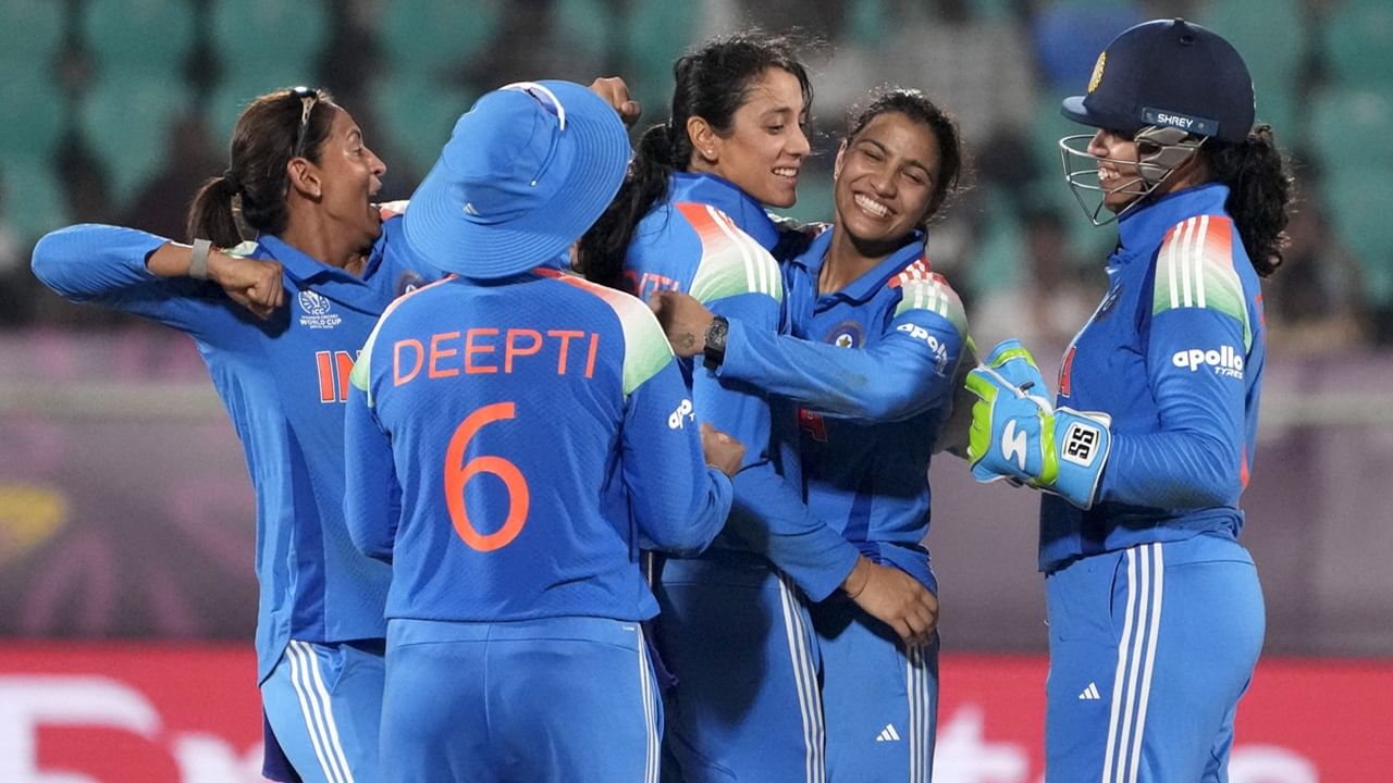 വനിതാ ഏകദിന ലോകകപ്പില് ഇന്ത്യ ഇന്ന് കരുത്തരായ ഓസ്ട്രേലിയയെ നേരിടും. കഴിഞ്ഞ മത്സരത്തില് ദക്ഷിണാഫ്രിക്കയോട് അപ്രതീക്ഷിത തോല്വി വഴങ്ങിയ ഇന്ത്യയ്ക്ക് ഇന്നത്തെ മത്സരം നിര്ണായകമാണ്. ടോപ് ഓര്ഡര് ബാറ്റര്മാരുടെ മോശം ഫോമാണ് തലവേദന (Image Credits: PTI)