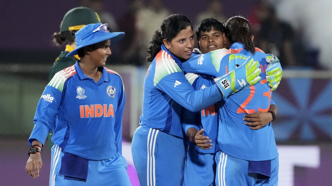 ദക്ഷിണാഫ്രിക്കയ്ക്കെതിരെ തോറ്റതില് ടോപ് ഓര്ഡര്മാരെ പഴിച്ച് ക്യാപ്റ്റന് ഹര്മന്പ്രീത് കൗര് രംഗത്തെത്തിയിരുന്നു. ഹര്മന്പ്രീത്, പ്രതിക റാവല്, സ്മൃതി മന്ദാന, ജെമിമ റോഡ്രിഗസ് അടക്കമുള്ള ബാറ്റര്മാര് നിറംമങ്ങിയ പ്രകടനമാണ് പുറത്തെടുക്കുന്നത് (Image Credits: PTI)