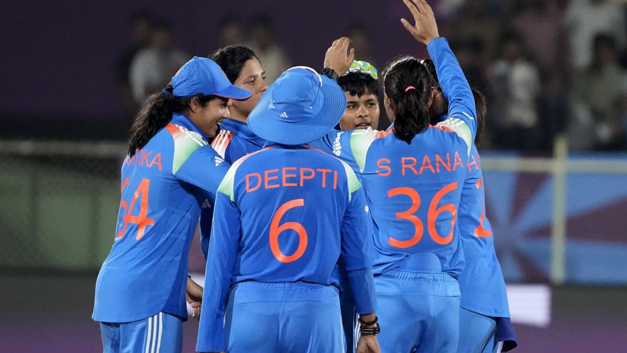 പ്ലേയിങ് ഇലവനില്‍ വലിയ മാറ്റങ്ങള്‍ക്ക് സാധ്യതയില്ല. പ്രതീക്ഷിക്കുന്ന പ്ലേയിങ് ഇലവന്‍ നോക്കാം. പ്രതീക റാവൽ, സ്മൃതി മന്ദാന, ഹർലീൻ ഡിയോൾ, ഹർമൻപ്രീത് കൗർ, ജെമീമ റോഡ്രിഗസ്, ദീപ്തി ശർമ, അമൻജോത് കൗർ, റിച്ച ഘോഷ്, സ്നേഹ റാണ, ക്രാന്തി ഗൗഡ്, രേണുക സിംഗ് താക്കൂർ  (Image Credits: PTI)