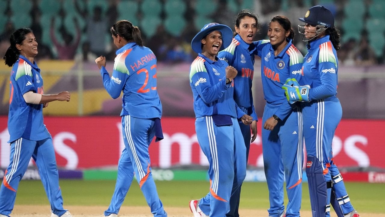 വിശാഖപട്ടണത്താണ് മത്സരം. വൈകുന്നേരം 3 മണിക്കാണ് മത്സരം ആരംഭിക്കുന്നത്. മത്സരം സ്റ്റാർ സ്പോർട്സ് നെറ്റ്വർക്കിൽ സംപ്രേക്ഷണം ചെയ്യും. ജിയോഹോട്ട്സ്റ്റാറിലും മത്സരം കാണാം (Image Credits: PTI)