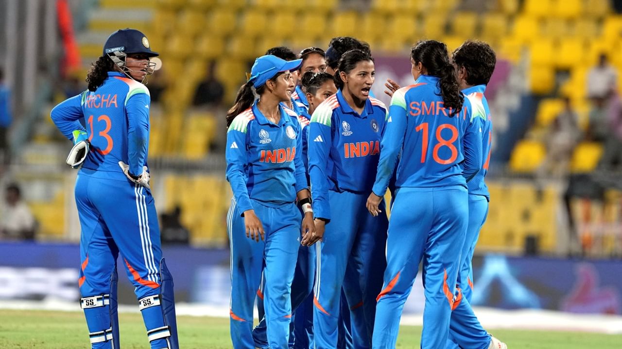 മുനീബ അലി, സദാഫ് ഷാംസ്, സിദ്ര അമീന്‍, റമീന്‍ ഷമീം, അലിയ റിയാസ്, സിദ്ര നവാസ്, ഫാത്തിമ സന, നടാലിയ പെര്‍വയിസ്, ദിയാന ബെയ്ഗ്, നഷ്ര സന്ധു, സാദിയ ഇഖ്ബാല്‍ എന്നിവരാണ് പാകിസ്ഥാന്റെ പ്ലേയിങ് ഇലവനിലുള്ളത്. പാകിസ്ഥാനെതിരെ ഇന്ത്യ അനായാസ ജയം നേടുമെന്നാണ് ആരാധകരുടെ പ്രതീക്ഷ (Image Credits: PTI)