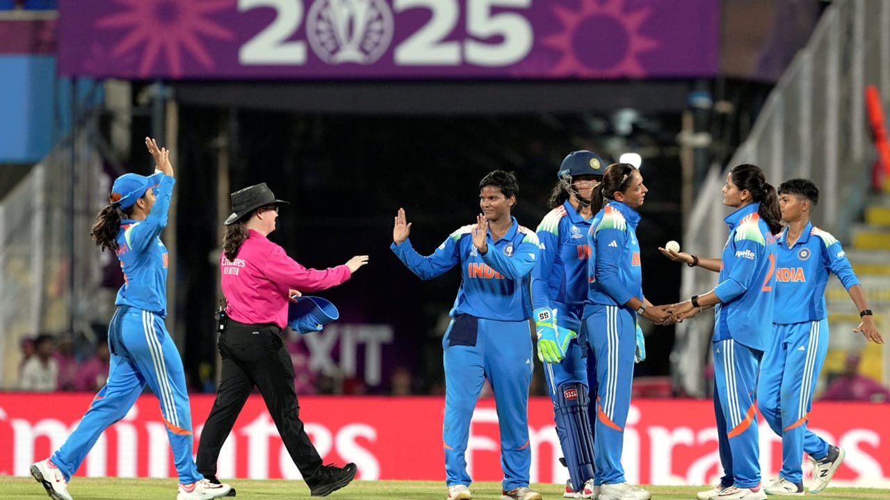 ഇന്ത്യയുടെ പ്ലേയിങ് ഇലവനില്‍ ഒരു മാറ്റമുണ്ട്. പ്രതിക റാവല്‍, സ്മൃതി മന്ദാന, ഹര്‍ലീന്‍ ഡിയോള്‍, ഹര്‍മന്‍പ്രീത് കൗര്‍, ജെമിമ റോഡ്രിഗസ്, ദീപ്തി ശര്‍മ, റിച്ച ഘോഷ്, സ്‌നേഹ് റാണ, ക്രാന്തി ഗൗഡ്, എന്‍ ചരണി, രേണു സിങ് എന്നിവരാണ് ഇന്ത്യയുടെ പ്ലേയിങ് ഇലവനില്‍ (Image Credits: PTI)