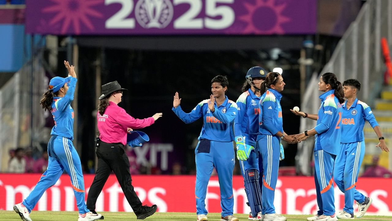 ഇന്ത്യയുടെ പ്ലേയിങ് ഇലവനില്‍ ഒരു മാറ്റമുണ്ട്. പ്രതിക റാവല്‍, സ്മൃതി മന്ദാന, ഹര്‍ലീന്‍ ഡിയോള്‍, ഹര്‍മന്‍പ്രീത് കൗര്‍, ജെമിമ റോഡ്രിഗസ്, ദീപ്തി ശര്‍മ, റിച്ച ഘോഷ്, സ്‌നേഹ് റാണ, ക്രാന്തി ഗൗഡ്, എന്‍ ചരണി, രേണു സിങ് എന്നിവരാണ് ഇന്ത്യയുടെ പ്ലേയിങ് ഇലവനില്‍ (Image Credits: PTI)