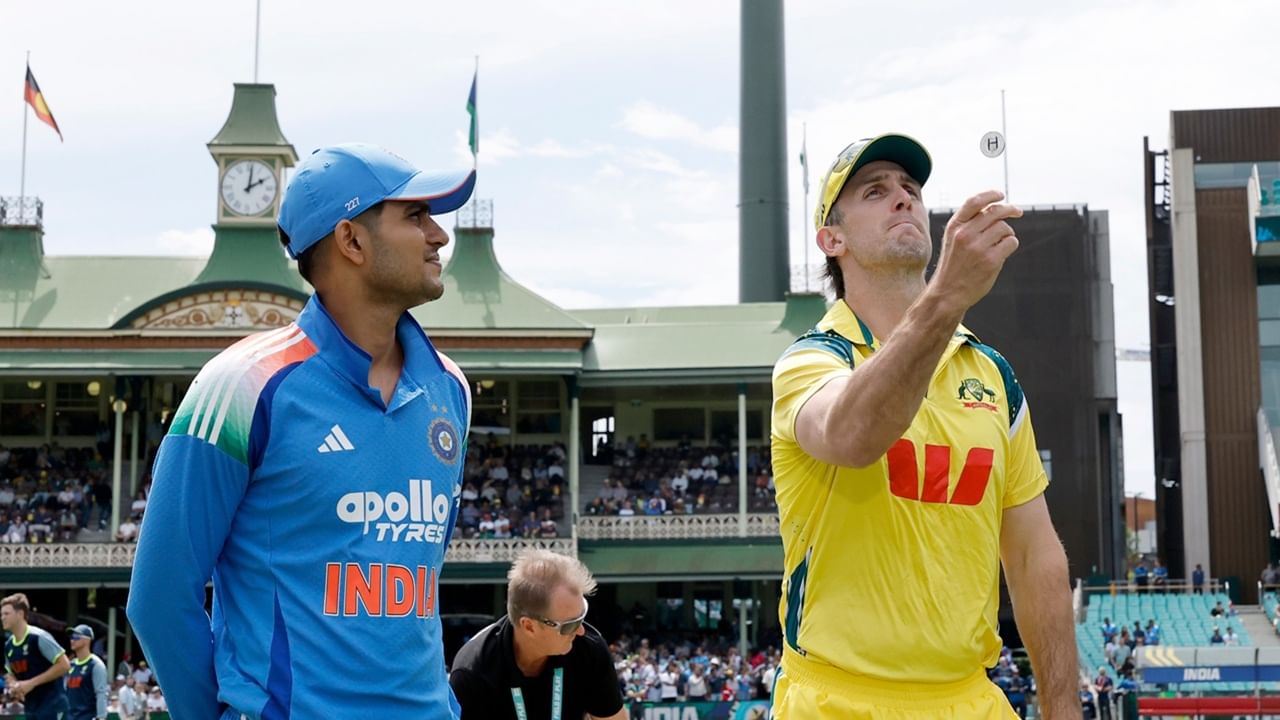 ഇന്ത്യ-ഓസ്‌ട്രേലിയ ഏകദിന പരമ്പരയിലെ അവസാന മത്സരം ഇന്ന്. സിഡ്‌നി ഏകദിനത്തില്‍ ടോസ് നേടിയ ഓസ്‌ട്രേലിയ ബാറ്റിങ് തിരഞ്ഞെടുത്തു. മൂന്ന് മത്സരങ്ങളുടെ പരമ്പരയിലെ ആദ്യ രണ്ട് കളികളും ജയിച്ച് ഓസ്‌ട്രേലിയ പരമ്പര സ്വന്തമാക്കിയിരുന്നു (Image Credits: facebook.com/IndianCricketTeam)