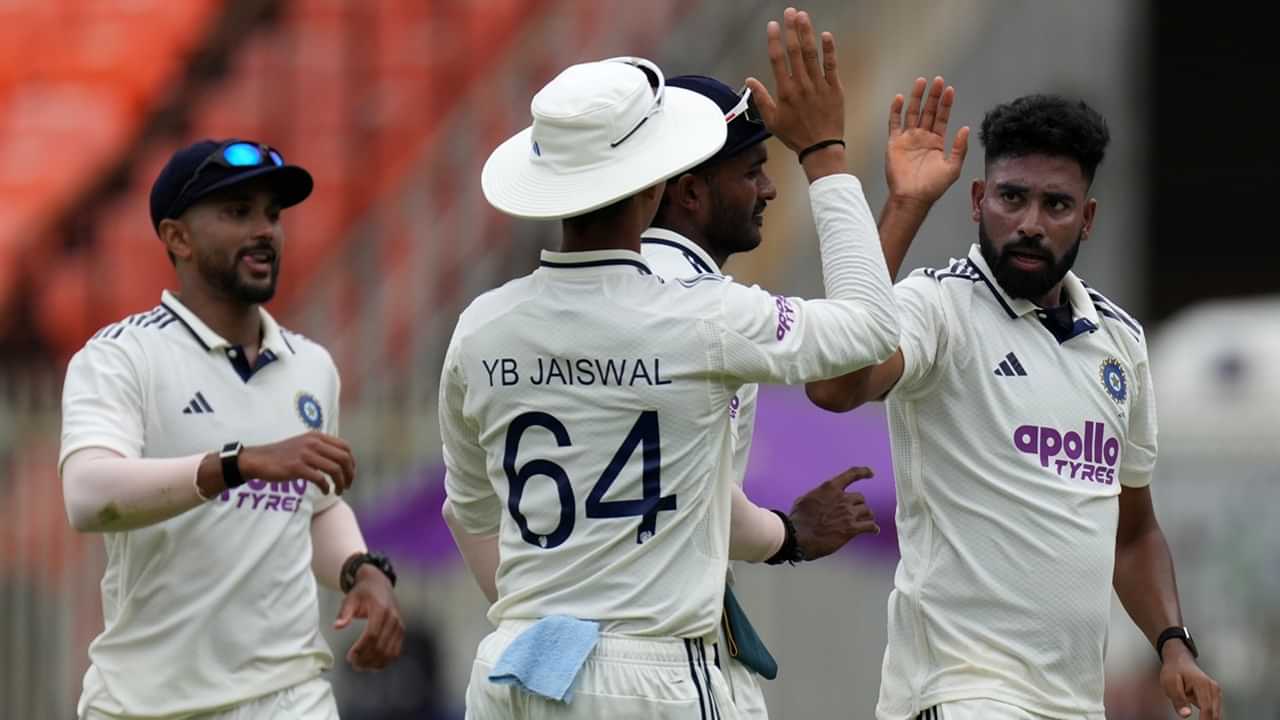 India vs West Indies: വെസ്റ്റ് ഇന്ഡീസിനെ 162ന് എറിഞ്ഞിട്ട് ഇന്ത്യ, സിറാജിന് നാല് വിക്കറ്റ് India vs West Indies: വെസ്റ്റ് ഇന്ഡീസിനെ 162ന് എറിഞ്ഞിട്ട് ഇന്ത്യ, സിറാജിന് നാല് വിക്കറ്റ്