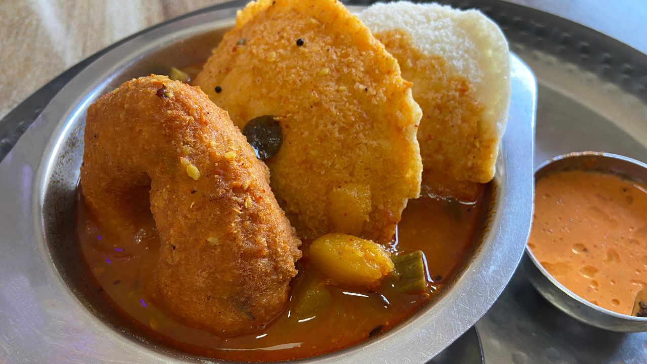 ഇതാണ് ഇന്ത്യക്കാരിൽ ഇത്തരത്തിലുള്ള ജീവിതശൈലി രോഗങ്ങൾ പ്രധാനമായും കാണപ്പെടുന്നതെന്നും പഠനം. ദിവസേനയുള്ള കലോറിയുടെ 65 ശതമാനവും അരി, ഗോതമ്പ്, പഞ്ചസാര, എന്നിവയിൽ നിന്നാണ് വരുന്നതെന്ന് കണ്ടെത്തൽ. ഇത്തരത്തിൽ ഉയർന്ന കാർബോഹൈഡ്രേറ്റും കുറഞ്ഞ പ്രോട്ടീനും ഉൾപ്പെടുത്തുന്ന ഭക്ഷമാണ് പൊണ്ണത്തടി, പ്രമേഹം പോലുള്ള രോഗങ്ങൾക്ക് പ്രധാന കാരണം. അതിനാൽ തന്നെ ഭക്ഷണത്തിൽ ചെറിയ മാറ്റങ്ങൾ വരുത്തുന്നത് ആരോഗ്യപരമായ അപകടസാധ്യതകൾ കുറയ്ക്കാൻ സഹായിക്കും എന്ന് ഗവേഷകർ പറയുന്നു. 30 സംസ്ഥാനങ്ങളിലും കേന്ദ്രഭരണ പ്രദേശങ്ങളിലുമായി 18000ത്തിലധികം ആളുകളെ ഉൾപ്പെടുത്തിയാണ് ഐസിഎംആർ സർവ്വേ നടത്തിയത്. തെക്ക് കിഴക്ക് വടക്ക് കിഴക്കൻ മേഖലകളിൽ ആളുകൾ വെളുത്ത അരിയാണ് കൂടുതലായി കഴിക്കുന്നത്. വടക്ക് മധ്യ മേഖലകളിൽ ഗോതമ്പാണ് പ്രധാന ഭക്ഷണം. (Image Credit: Getty Images)