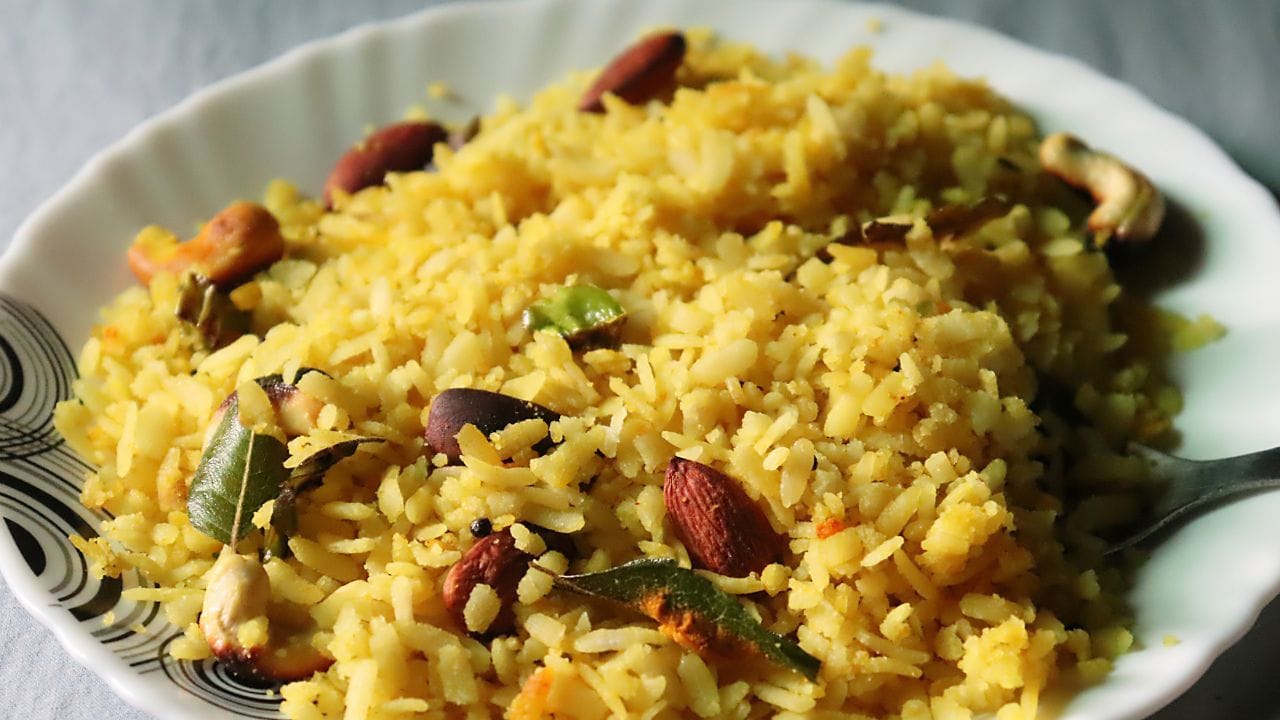 എന്നാൽ പലരും അത് മനസ്സിലാക്കാതെ വായയ്ക്ക് രുചിയുള്ള ഭക്ഷണം എന്തോ അത് മാത്രം കഴിക്കാനായി ഇഷ്ടപ്പെടുന്നു. അത്തരത്തിൽ നാം പരമ്പരാ​ഗതായി തുടർന്നു പോരുന്ന വിഭവങ്ങൾ നമ്മെ രോ​ഗിയാക്കുന്നുവെന്നാണ് ചില പഠനങ്ങൾ പറയുന്നത്. ഇന്ത്യൻ കൗൺസിൽ ഓഫ് മെഡിക്കൽ റിസർച്ച് ( ഐസിഎംആർ )രാജ്യവ്യാപകമായി നടത്തിയ ഏറ്റവും പുതിയ സർവ്വേ പ്രകാരം ഇന്ത്യക്കാർ കാർബോഹൈഡ്രേറ്റ് കൂടുതലുള്ള ഭക്ഷണക്രമം പിന്തുടരുന്നവരാണെന്നും ദിനംപ്രതിയുള്ള ഭക്ഷണത്തിൽ പ്രോട്ടീൻ ഉൾപ്പെടുത്തുന്നത് വളരെ കുറവാണെന്നും കണ്ടെത്തി. (Image Credit: Getty Images)