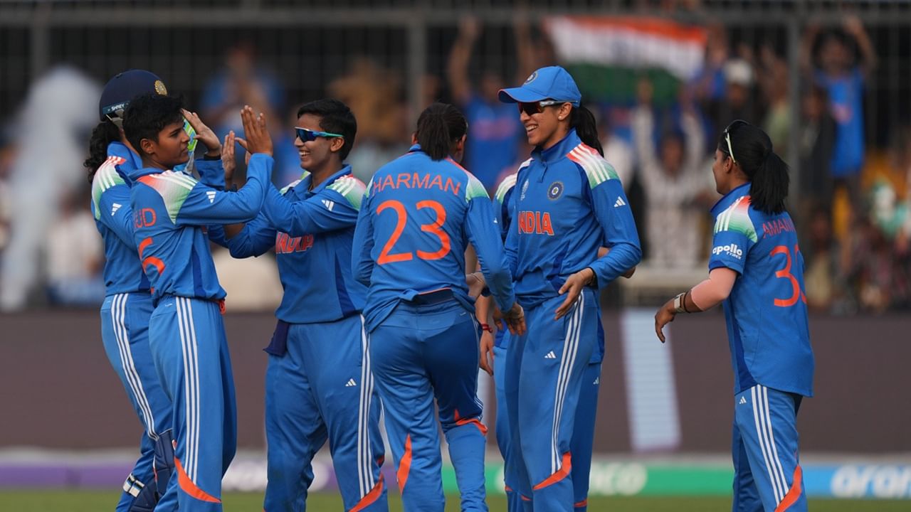 വനിതാ ഏകദിന ലോകകപ്പിലെ തുടര്‍ തോല്‍വികള്‍ ഇന്ത്യന്‍ ടീമിനെ അമ്പരപ്പിച്ചിരിക്കുകയാണ്. തുടര്‍ച്ചയായി മൂന്ന് മത്സരങ്ങളിലാണ് ഇന്ത്യ തോറ്റത്. കരുത്തരായ ദക്ഷിണാഫ്രിക്ക, ഓസ്‌ട്രേലിയ, ഇംഗ്ലണ്ട് ടീമുകളാണ് ഇന്ത്യയെ തോല്‍പിച്ചത് (Image Credits: PTI)