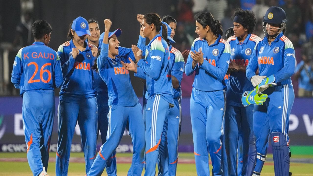 വനിതാ ഏകദിന ലോകകപ്പില്‍ രണ്ട് തുടര്‍തോല്‍വികള്‍ നേരിടേണ്ടി വന്നതിന്റെ ഞെട്ടലിലാണ് ഇന്ത്യ. കരുത്തരായ സൗത്ത് ആഫ്രിക്കയോടും, ഓസ്‌ട്രേലിയയോടുമാണ് തോറ്റത്. രണ്ട് മത്സരങ്ങളിലും 49-ാം ഓവറിലായിരുന്നു തോല്‍വി (Image Credits: PTI)