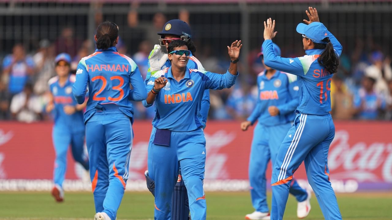 ന്യൂസിലന്‍ഡിനെയും, ബംഗ്ലാദേശിനെയും കീഴ്‌പ്പെടുത്താനായാല്‍ ഇന്ത്യയ്ക്ക് സെമി ഫൈനല്‍ സാധ്യതകളുണ്ട്. പോയിന്റ് പട്ടികയില്‍ ഇന്ത്യ നിലവില്‍ നാലാമതാണ്. ഓസ്‌ട്രേലിയ, ഇംഗ്ലണ്ട്, ദക്ഷിണാഫ്രിക്ക ടീമുകളാണ് ആദ്യ മൂന്ന് സ്ഥാനങ്ങളില്‍ (Image Credits: PTI)