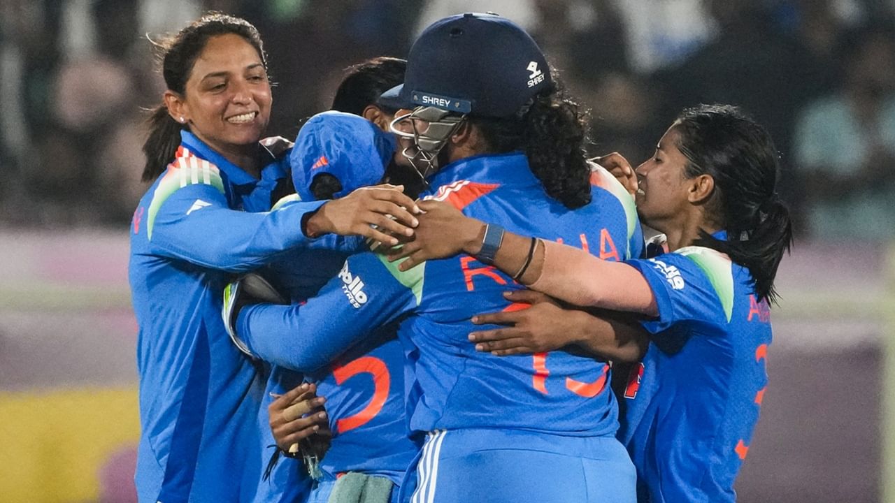 ദക്ഷിണാഫ്രിക്കയോടും ഓസ്‌ട്രേലിയയോടും മൂന്ന് വിക്കറ്റിനാണ് തോറ്റത്. ദക്ഷിണാഫ്രിക്കയോട് ഏഴ് പന്തുകളും, ഓസീസിനോട് ആറു പന്തുകളും ബാക്കിനില്‍ക്കെയായിരുന്നു തോല്‍വി. ജയിക്കാവുന്ന രണ്ട് മത്സരങ്ങളിലാണ് അപ്രതീക്ഷിതമായി പരാജയം രുചിച്ചത് (Image Credits: PTI)