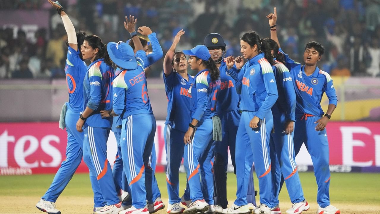 മൂന്ന് ടീമുകളോടും അവസാന ഓവറുകളിലായിരുന്നു തോല്‍വി. അവസാന നിമിഷം വരെ വിജയം ഉറപ്പിച്ച ഈ മത്സരങ്ങളില്‍ വഴങ്ങിയ അപ്രതീക്ഷിത തോല്‍വികള്‍ മൂലം വിലപ്പെട്ട പോയിന്റുകളും നഷ്ടപ്പെടുത്തി. ഈ മത്സരങ്ങള്‍ ജയിച്ചിരുന്നെങ്കില്‍ ഇന്ത്യ ഇതിനകം സെമി ഫൈനലില്‍ പ്രവേശിക്കുമായിരുന്നു (Image Credits: PTI)