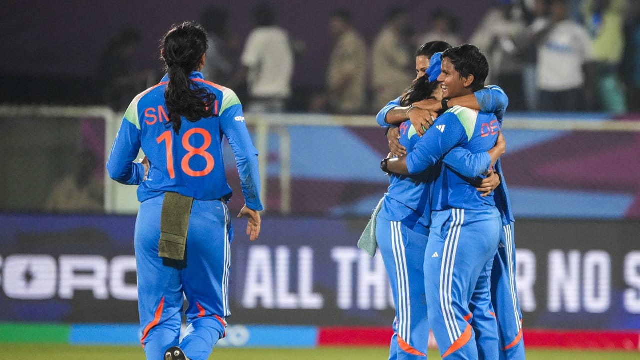 ഇതോടെ വനിതാ ഏകദിന ലോകകപ്പില്‍ ഇന്ത്യയുടെ വഴികളടഞ്ഞോ എന്ന ചോദ്യമാണ് ഉയരുന്നത്. നാല് മത്സരങ്ങളില്‍ നിന്ന് രണ്ട് വീതം ജയവും, തോല്‍വിയും. നിലവില്‍ നാലു പോയിന്റുമായി നാലാമതാണ് ഇന്ത്യ (Image Credits: PTI) 