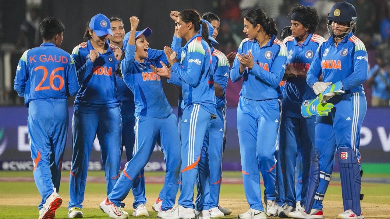 ഇന്ത്യയ്ക്ക് ഇനി സെമി ഫൈനല്‍ സാധ്യതകളുണ്ടോയെന്നാണ് ആരാധകരുടെ ചോദ്യം. തീര്‍ച്ചയായും ഇന്ത്യയ്ക്ക് ഇനി സാധ്യതയുണ്ട്. പക്ഷേ, ന്യൂസിലന്‍ഡിനെതിരെയുള്ള അടുത്ത മത്സരം നിര്‍ണായകമാകും (Image Credits: PTI)