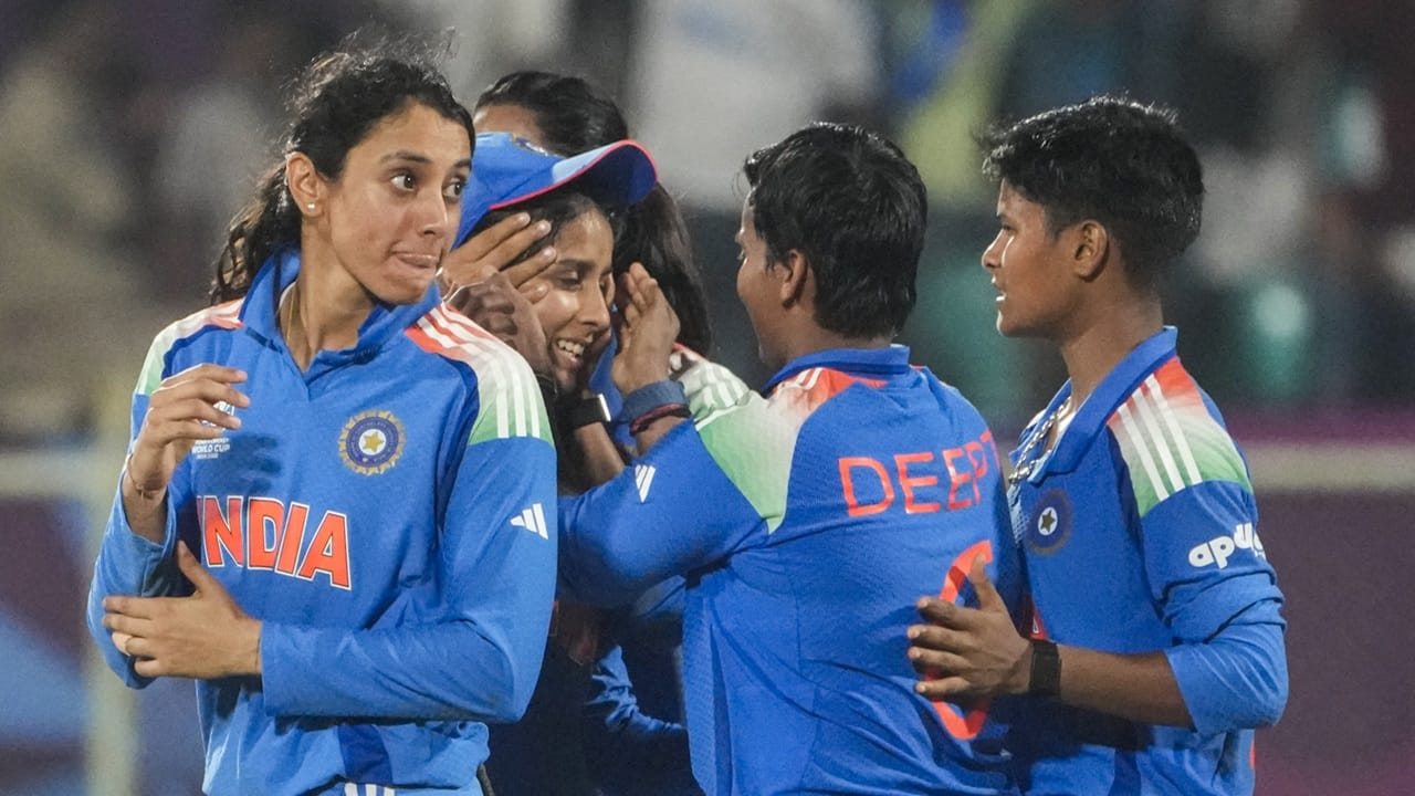 ഇന്ത്യയ്ക്ക് ഇപ്പോഴും സാധ്യതകളുണ്ട്. ഓസ്‌ട്രേലിയയും, ഇംഗ്ലണ്ടുമാണ് നിലവില്‍ ഒന്നും രണ്ടും സ്ഥാനങ്ങളില്‍. ശേഷിക്കുന്ന സെമി ഫൈനല്‍ ബര്‍ത്തിനായി ഇന്ത്യ, ദക്ഷിണാഫ്രിക്ക, ന്യൂസിലന്‍ഡ് ടീമുകള്‍ തമ്മിലാണ് മത്സരം (Image Credits: PTI) 