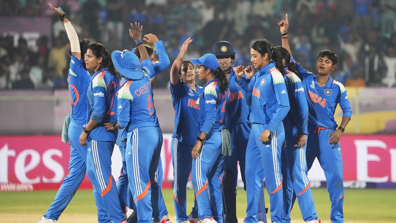 ഇന്ത്യയ്ക്ക് മൂന്ന് മത്സരങ്ങള്‍ ബാക്കിയുണ്ട്. ഇംഗ്ലണ്ട്, ന്യൂസിലന്‍ഡ്, ബംഗ്ലാദേശ് ടീമുകള്‍ക്കെതിരെയാണ് മത്സരം. ഇതില്‍ രണ്ട് ജയങ്ങളെങ്കിലും വേണം. ബംഗ്ലാദേശിനെതിരെയുള്ള മത്സരം ഇന്ത്യ അനായാസം ജയിക്കുമെന്നാണ് പ്രതീക്ഷ. അതുകൊണ്ട്, തന്നെ ന്യൂസിലന്‍ഡ്, ഇംഗ്ലണ്ട് ടീമുകള്‍ക്കെതിരായ മത്സരം നിര്‍ണായകമാകും (Image Credits: PTI)