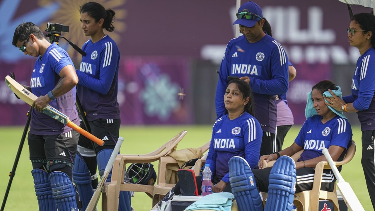 വനിതാ ഏകദിന ലോകകപ്പിലെ നിര്ണായക പോരാട്ടത്തില് ഇന്ത്യ ഇന്ന് ന്യൂസിലന്ഡിനെ നേരിടും. ഉച്ചയ്ക്ക് മൂന്നിന് നവി മുംബൈയിലെ ഡിവൈ പാട്ടില് സ്റ്റേഡിയത്തിലാണ് മത്സരം. ന്യൂസിലന്ഡിനും ഇന്നത്തെ മത്സരം നിര്ണായകമാണ് (ഇന്ത്യന് ടീം പരിശീലിക്കുന്ന ദൃശ്യങ്ങള്, Image Credits: PTI)