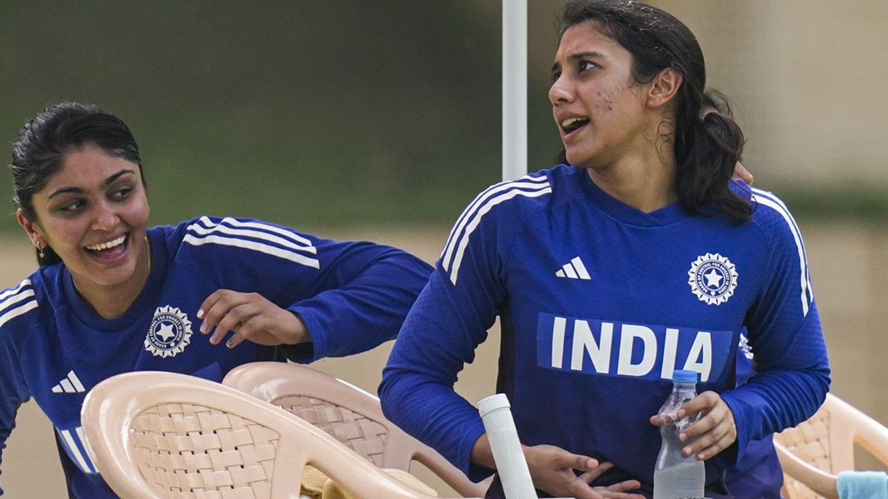 തുടര്‍ച്ചയായി മൂന്ന് തോല്‍വികള്‍ വഴങ്ങിയതാണ് ഇന്ത്യയ്ക്ക് തിരിച്ചടിയായത്. ആദ്യ രണ്ട് മത്സരങ്ങളില്‍ ഇന്ത്യ ശ്രീലങ്കയെയും, പാകിസ്ഥാനെയും തോല്‍പിച്ചിരുന്നു. എന്നാല്‍ ദക്ഷിണാഫ്രിക്ക, ഓസ്‌ട്രേലിയ, ഇംഗ്ലണ്ട് ടീമുകളോട് തുടരെ തോറ്റു (Image Credits: PTI)