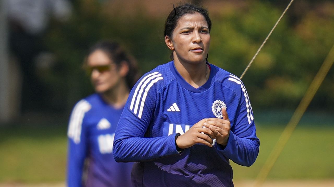 അവസാന ഓവറുകളിലായിരുന്നു തോല്‍വി. അവസാന നിമിഷം വഴങ്ങിയ അപ്രതീക്ഷിത തോല്‍വികളിലൂടെ വിലപ്പെട്ട പോയിന്റുകളാണ് ഇന്ത്യ നഷ്ടപ്പെടുത്തിയത്. എങ്കിലും ഇന്ത്യ സെമി ഫൈനല്‍ സാധ്യതകള്‍ കൈവിട്ടിട്ടില്ല (Image Credits: PTI)