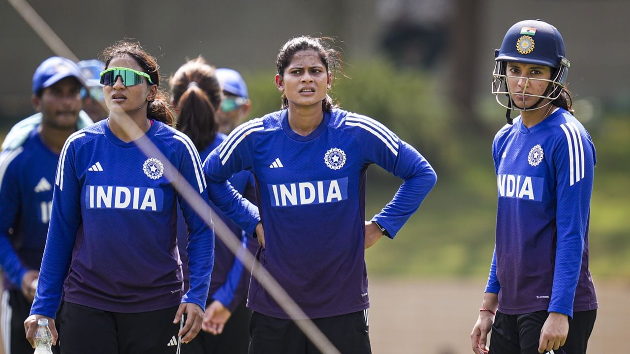 ബംഗ്ലാദേശിനെതിരെ ഒരു മത്സരം കൂടി അവശേഷിക്കുന്നുണ്ട്. ബംഗ്ലാദേശ് വെല്ലുവിളി ഉയര്‍ത്തുമെന്ന് പ്രതീക്ഷിക്കുന്നില്ല. അതുകൊണ്ട് തന്നെ ന്യൂസിലന്‍ഡിനെ തോല്‍പിച്ചാല്‍ ഇന്ത്യയുടെ സെമി സാധ്യതകള്‍ സജീവമാകും. അഞ്ചാം സ്ഥാനത്തുള്ള ന്യൂസിലന്‍ഡിനും മുന്നേറണമെങ്കില്‍ ഇന്ന് വിജയം അനിവാര്യമാണ് (Image Credits: PTI)