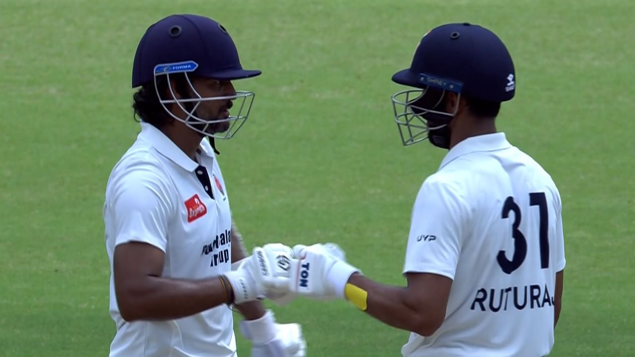 ഋതുരാജ് ഗെയ്ക്വാദിനൊപ്പം 49 റൺസ് നേടിയ ജലജ് സക്സേനയുടെ പ്രകടനവും മഹാരാഷ്ട്ര സ്കോറിൽ നിർണായകമായി. 122 റൺസാണ് ആറാം വിക്കറ്റിൽ ഇരുവരും ചേർന്ന് കൂട്ടിച്ചേർത്തത്. ഓസ്വാളിനൊപ്പം രാമകൃഷ്ണ ഘോഷും (31) മഹാരാഷ്ട്രയ്ക്കായി നിർണായക സംഭാവന നൽകി.