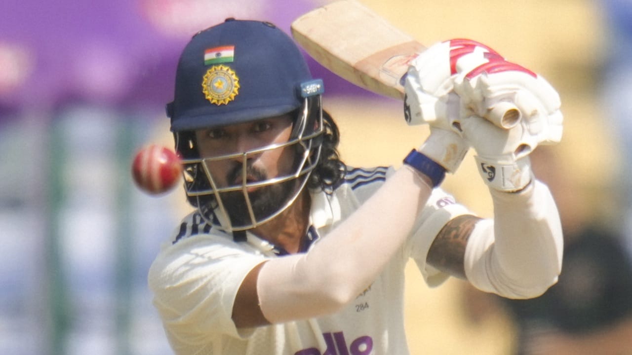 ആദ്യ ടെസ്റ്റില്‍ രാഹുല്‍ സെഞ്ചുറി നേടിയിരുന്നു. 197 പന്തില്‍ 100 റണ്‍സാണ് താരം നേടിയത്. ആദ്യ ടെസ്റ്റിലും ജോമല്‍ വരിക്കനാണ് രാഹുലിനെ പുറത്താക്കിയത്. വരിക്കന്റെ പന്തില്‍ ജസ്റ്റിന്‍ ഗ്രീവ്‌സ് ക്യാച്ചെടുക്കുകയായിരുന്നു (Image Credits: PTI)