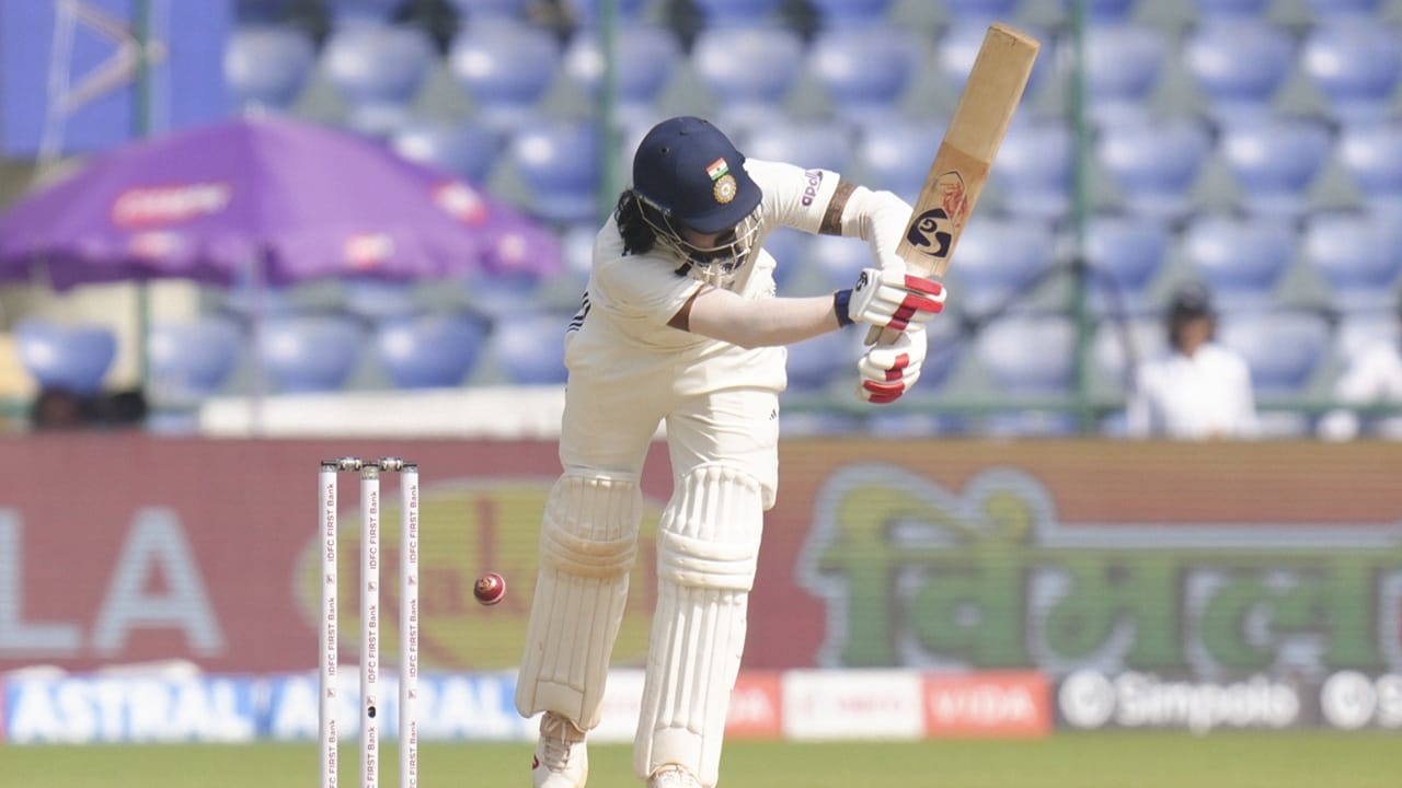 ജോമല്‍ വരിക്കന്റെ പന്തില്‍ വിക്കറ്റ് കീപ്പര്‍ ടെവിന്‍ ഇംലാച്ച് സ്റ്റമ്പ് ഔട്ട് ചെയ്താണ് രാഹുലിനെ പുറത്താക്കിയത്. അഞ്ച് ഫോറും ഒരു സിക്‌സറും താരം നേടി. അര്‍ധ സെഞ്ചുറിക്ക് 12 റണ്‍സ് അകലെ താരം പുറത്തായി (Image Credits: PTI)