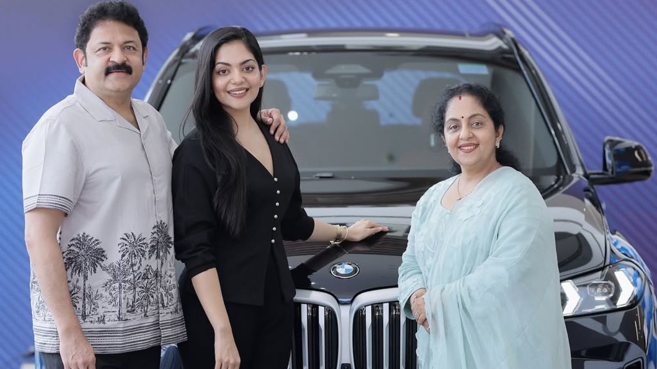 തന്റെ ആഗ്രഹങ്ങളെയും മോഹങ്ങളെയും താരം എഴുതി കുറിച്ചു സൂക്ഷിച്ചു വച്ചിട്ടുണ്ട്. അത് പടിപടിയായി നടപ്പിലാക്കുകയാണ് താരം. ഇപ്പോൾ ഇതാ തന്റെ മുപ്പതാം പിറന്നാളിന് കോടികൾ വിലമതിക്കുന്ന ബിഎംഡബ്ല്യു കാറാണ് അഹാന കൃഷ്ണ സ്വന്തമാക്കിയിരിക്കുന്നത്. തന്റെ 20 കളെ വിട്ടുപോരുമ്പോൾ ചെറിയ സങ്കടം ഉണ്ടെന്നും എങ്കിലും മുപ്പതിനെ സന്തോഷപൂർവ്വം സ്വാഗതം ചെയ്യുന്നു എന്നുമാണ് അഹാന ഇൻസ്റ്റഗ്രാമിൽ കുറിച്ചത്. ഒപ്പം തന്നെ അച്ഛനും അമ്മയ്ക്കും താരം നന്ദി അറിയിക്കുന്നുമുണ്ട്. (PHOTO: SOCIAL MEDIA)