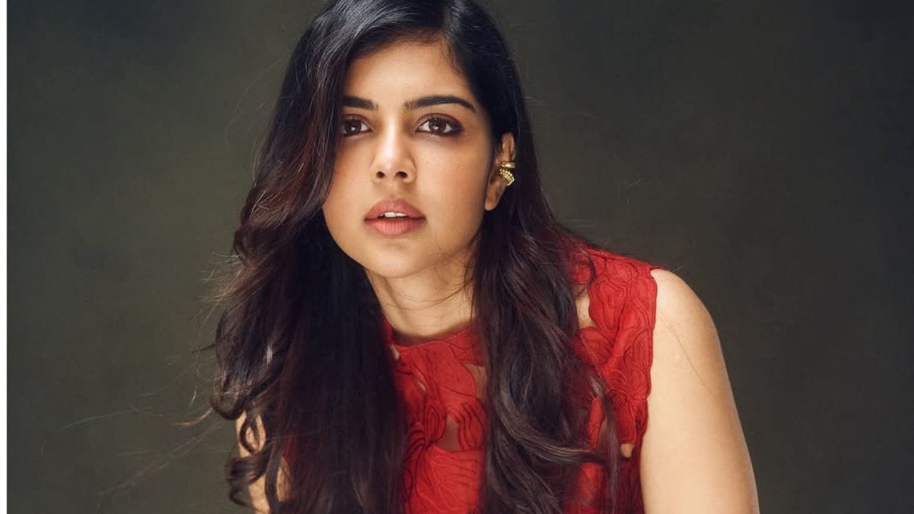 അഹാനയോട് നീ അവളെ ഇഷ്ടപെടും ( അതായത് അഹാനയുടെ മുപ്പതാം വയസ്) ഇഷ്ടപ്പെടും എന്നാണ് കല്യാണി പറയുന്നത്. അവളാണ് ഏറ്റവും നല്ലതെന്നും, നിനക്ക് അവളെ സ്നേഹിക്കാൻ സാധിക്കുമെന്നുമാണ് കല്യാണി പറയുന്നത്.ഒപ്പം ജന്മദിനാശംസകളും താരം നേർന്നു. (PHOTO: SOCIAL MEDIA)