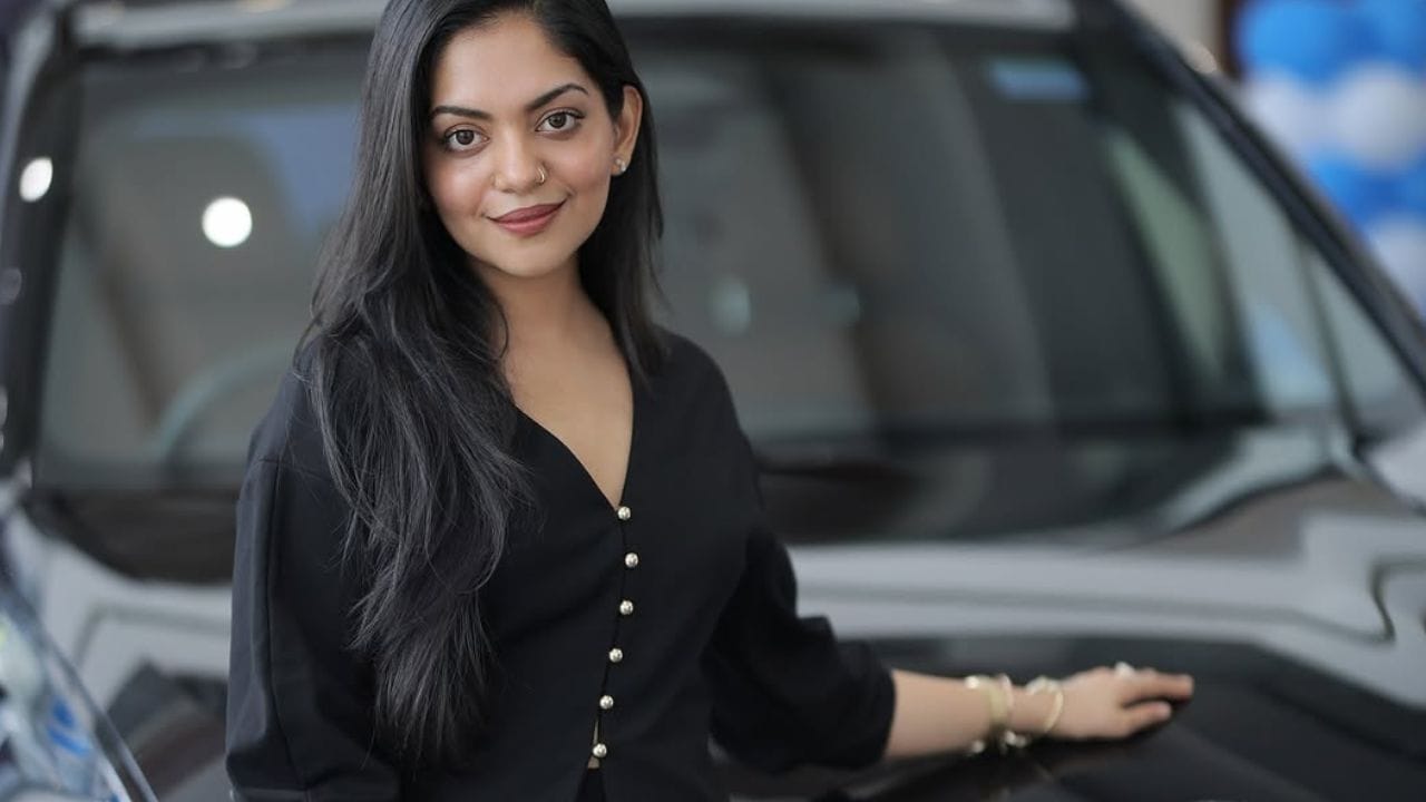 എന്തു ചെയ്യണം ചെയ്യരുത് എന്ന് തനിക്ക് പറഞ്ഞു തരാത്തതിന്. തന്റെതായ നിയമാവലിയിൽ ജീവിതത്തെ ആസ്വദിക്കാൻ സമ്മതിച്ചതിന്. തനിക്ക് പറക്കാനുള്ള ചിറകുകൾ സമ്മാനിച്ചതിന്. തന്റെ ജീവിതത്തിലെ എല്ലാത്തിനും കാരണം മാതാപിതാക്കൾ ആണെന്ന് അഹാനെക്കുറിച്ചിട്ടുണ്ട്.  (PHOTO: SOCIAL MEDIA)
