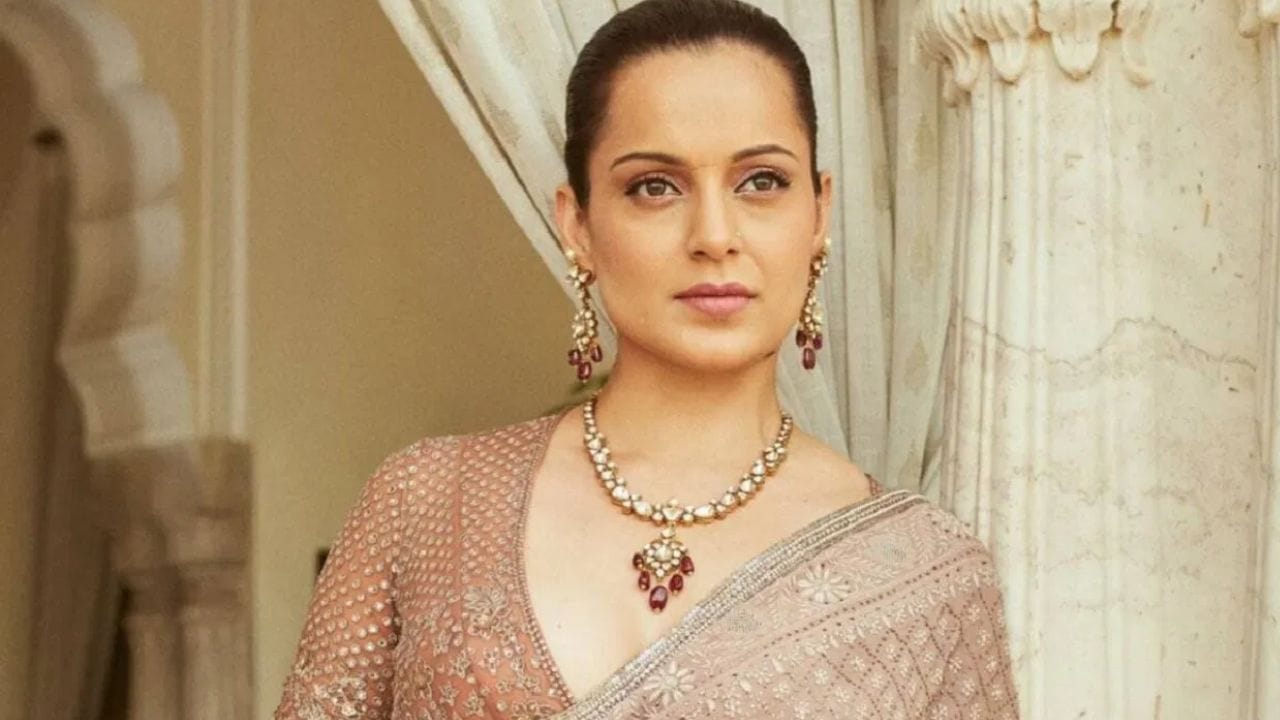 കങ്കണ റണാവത്ത്: നടിയും രാഷ്ടരീയ നേതാവുമായ കങ്കണ സമഗ്ര പുരാണങ്ങളുടെ ഭാഗമായി സസ്യാഹാരിയായി മാറുകയായിരുന്നു. ആരോഗ്യകരമായ ജീവിതത്തോടൊപ്പം തന്റെ സൗന്ദര്യവും നിലനിർത്താനായി, സീസണൽ പഴങ്ങൾ, പച്ചക്കറികൾ, ധാന്യങ്ങൾ എന്നിവയാണ് ഇപ്പോൾ താരം പ്രധാനമായും കഴിക്കുന്നത്. (image: Social media)