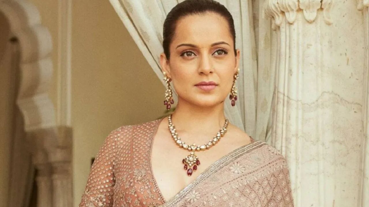 കങ്കണ റണാവത്ത്: നടിയും രാഷ്ടരീയ നേതാവുമായ കങ്കണ സമഗ്ര പുരാണങ്ങളുടെ ഭാഗമായി സസ്യാഹാരിയായി മാറുകയായിരുന്നു. ആരോഗ്യകരമായ ജീവിതത്തോടൊപ്പം തന്റെ സൗന്ദര്യവും നിലനിർത്താനായി, സീസണൽ പഴങ്ങൾ, പച്ചക്കറികൾ, ധാന്യങ്ങൾ എന്നിവയാണ് ഇപ്പോൾ താരം പ്രധാനമായും കഴിക്കുന്നത്. (image: Social media)