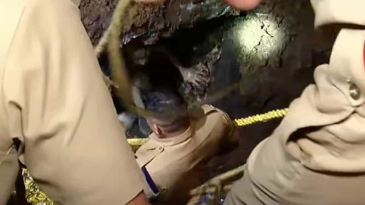 Kattappana Manhole Cleaning Accident: കട്ടപ്പനയിൽ ഓട വൃത്തിയാക്കുന്നതിനിടെ മൂന്ന് തൊഴിലാളികൾക്ക് ദാരുണാന്ത്യം; കളക്ടറോട് റിപ്പോര്‍ട്ട് തേടി മന്ത്രി