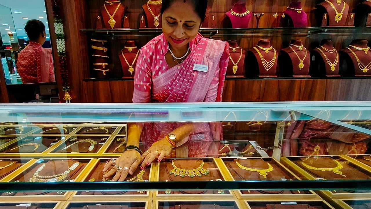 Kerala Gold Rate: പൊന്നേ... നിനക്കെന്തു പറ്റി? കൂടിയതിന്റെ ഒരംശം കുറഞ്ഞിട്ടുണ്ട്! ഇന്നത്തെ നിരക്ക് Kerala Gold Rate: പൊന്നേ... നിനക്കെന്തു പറ്റി? കൂടിയതിന്റെ ഒരംശം കുറഞ്ഞിട്ടുണ്ട്! ഇന്നത്തെ നിരക്ക്