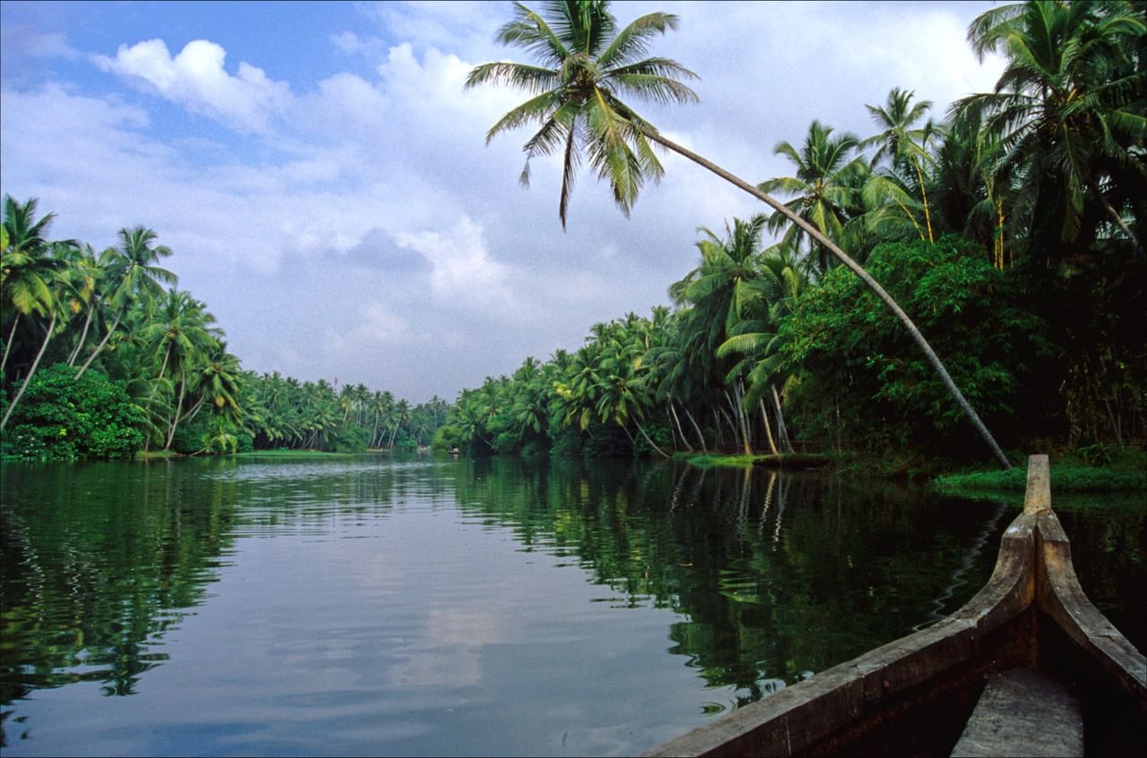 എല്ലാ വർഷത്തെയും പോലെ വലിയ ആഘോഷത്തോടെയാണ് സംസ്ഥാനം കേരളപ്പിറവി ദിനം കൊണ്ടാടാൻ ഒരുങ്ങിയിരിക്കുന്നത്. ഇന്ത്യയിലെ ആദ്യ അതിദാരിദ്ര്യമുക്ത സംസ്ഥാനം ആയി കേരളം മാറുന്നതിന്റെ പ്രഖ്യാപനവും നാളെ നടക്കും.