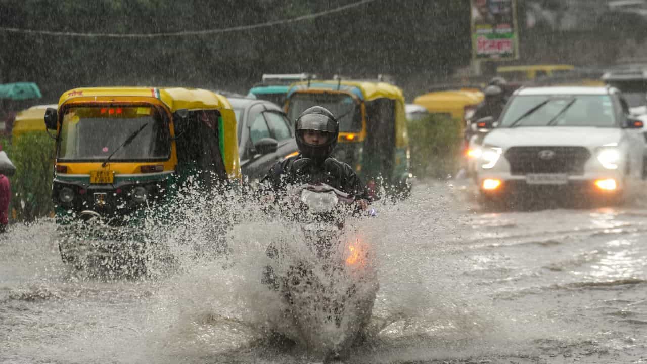Kerala Rain Alert: മധ്യ-തെക്കന്‍ കേരളത്തില്‍ അടുത്ത മൂന്ന് മണിക്കൂര്‍ നിര്‍ണായകം; ശക്തമായ മഴയ്ക്ക് സാധ്യത