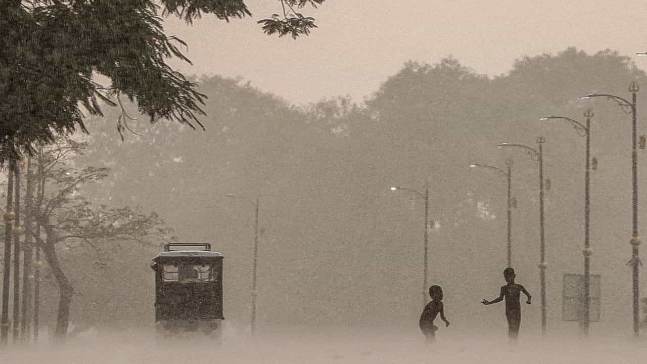 Kerala Rain Alert: ശ്രദ്ധിക്കൂ... അതിശക്തമായ മഴയും ഇടിമിന്നലും! വിവിധ ജില്ലകളിൽ ‌മുന്നറിയിപ്പ്