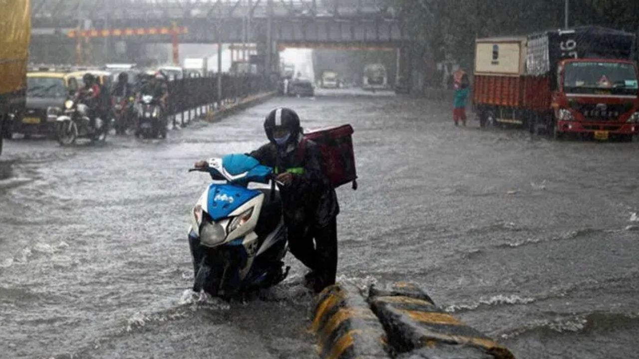 Kerala Rain Alert: ഇടിമിന്നലോടെ പേമാരിയെത്തുന്നു! ഒറ്റപ്പെട്ട ശക്തമായ മഴ തുടരും; സംസ്ഥാനത്ത് വിവിധ ജില്ലകളിൽ ഇന്ന് യെല്ലോ അലർട്ട്