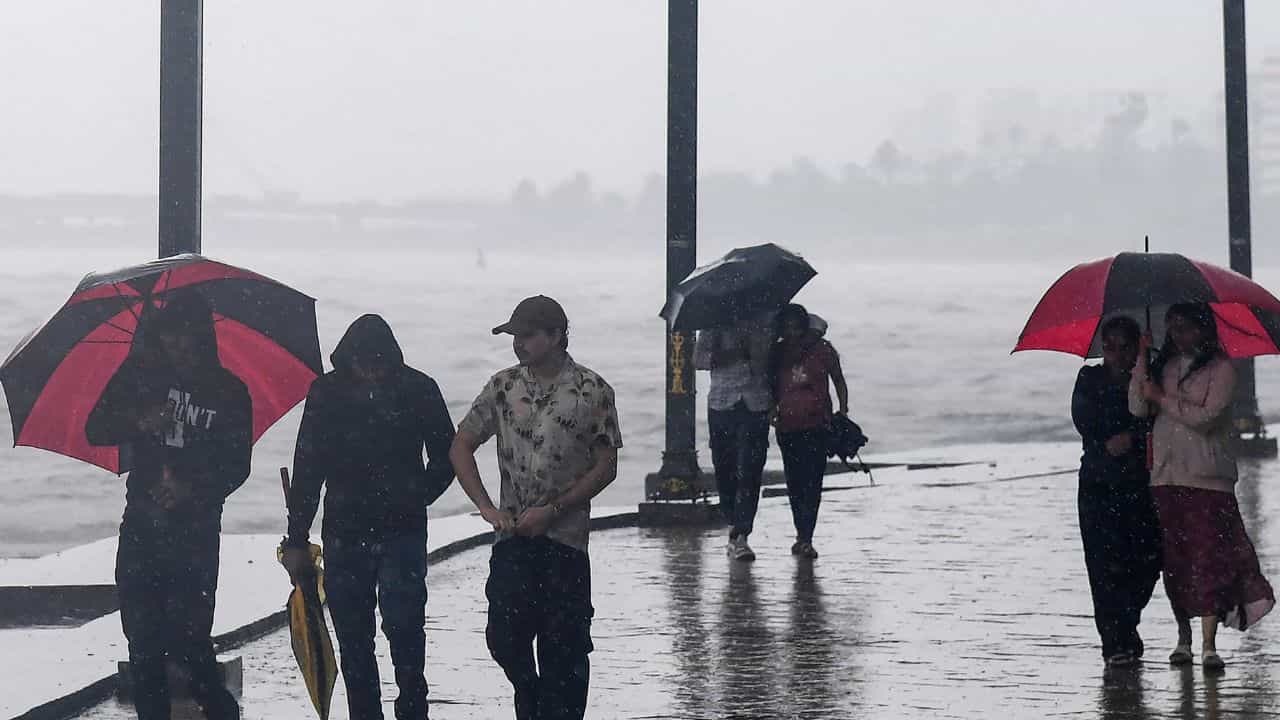 Kerala Rain Alert: മഴ അതിശക്തം: കേരള തീരത്ത് ചക്രവാതചുഴി; സംസ്ഥാനത്തെ എല്ലാ ജില്ലകളിലും മുന്നറിയിപ്പ്