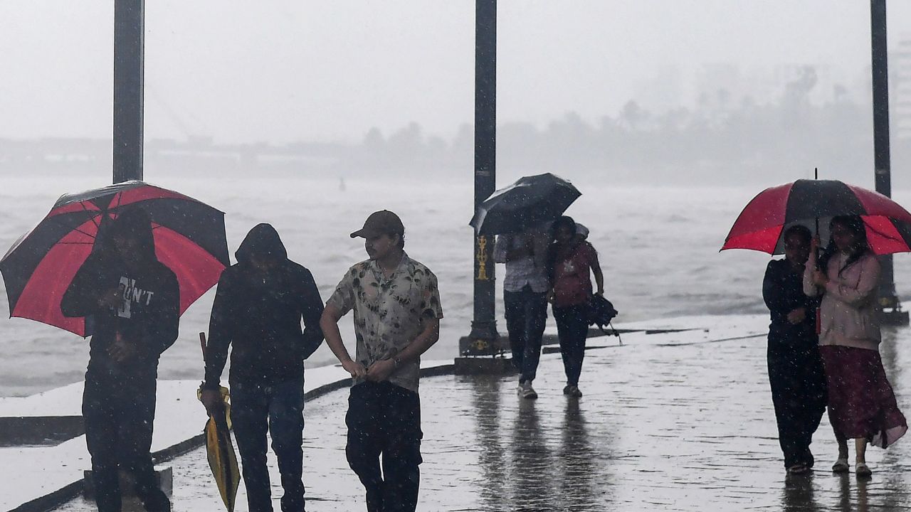 Kerala Rain Alert: മഴ അതിശക്തം: കേരള തീരത്ത് ചക്രവാതചുഴി; സംസ്ഥാനത്തെ എല്ലാ ജില്ലകളിലും മുന്നറിയിപ്പ്