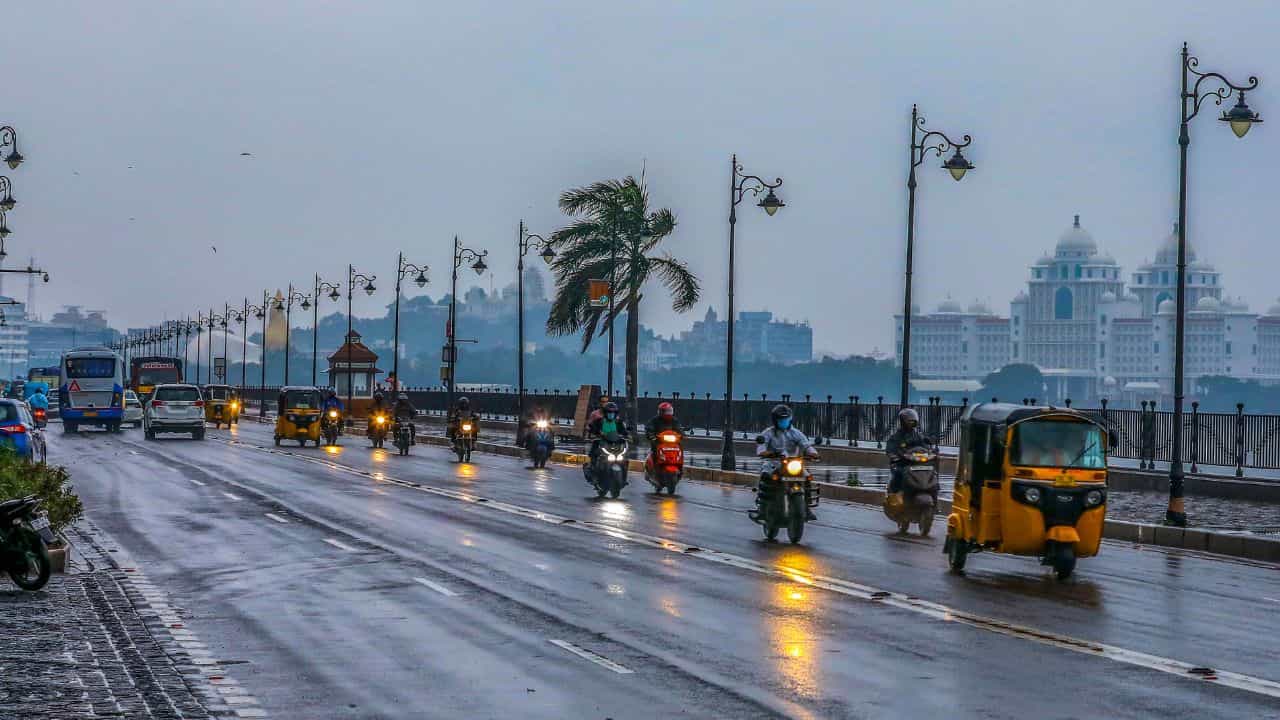 Kerala Rain Alert: സംസ്ഥാനത്ത് മഴയ്ക്കൊപ്പം കള്ളക്കടൽ പ്രതിഭാസവും; ഇടിമിന്നലോടു കൂടിയ മഴ തുടരും, ശക്തമായ കാറ്റിനും സാധ്യത